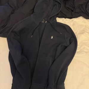 Polo Ralph lauren hoodie - Säljer nu min polo Ralph lauren zip då jag ej använder den, köpt på nk förra sommarn och knappt använd efter de, inga defekter