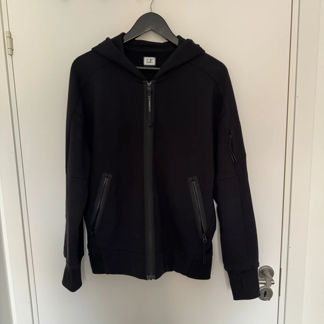 Svart zip hoodie från C.P. Company