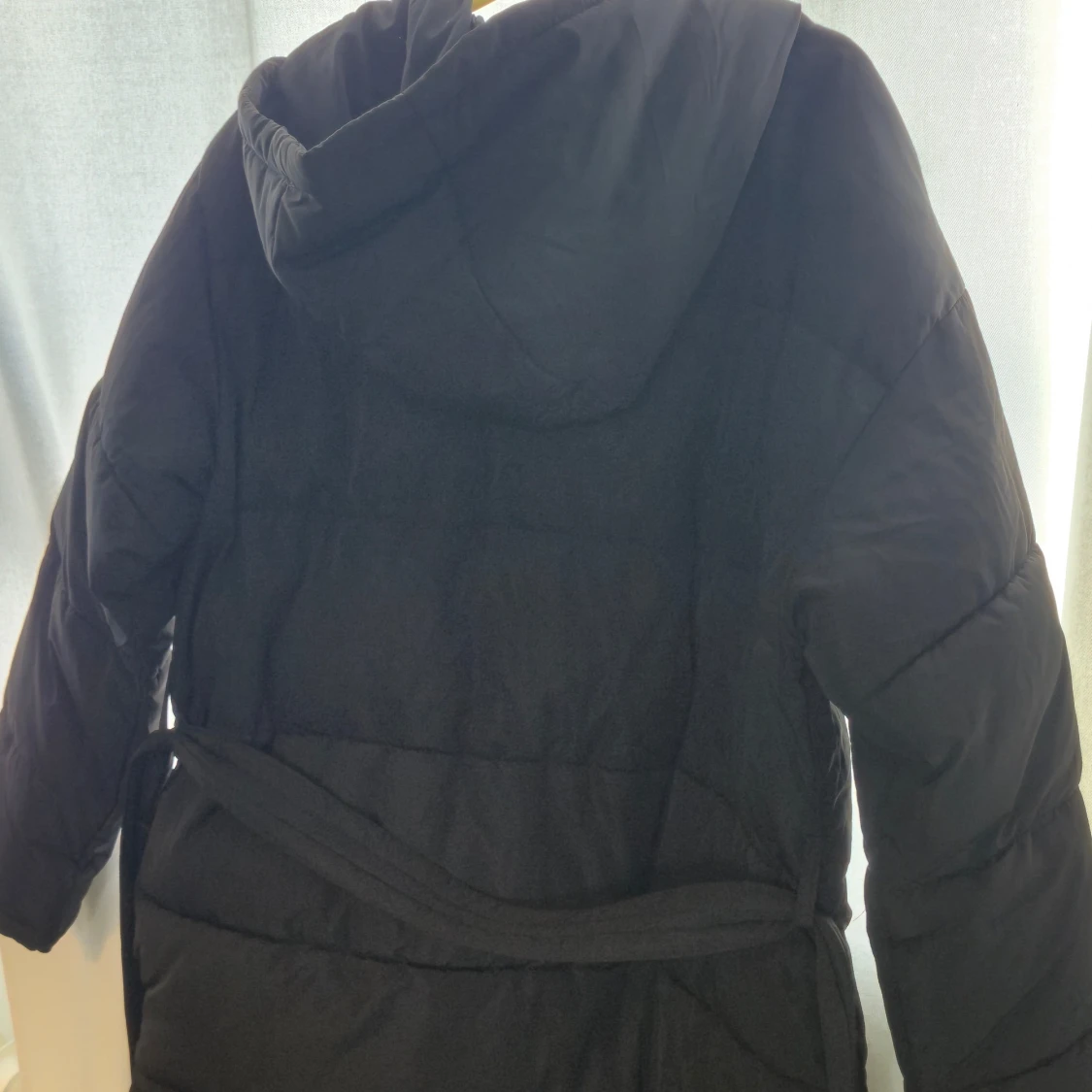 Svart pufferjacka med huva från Nelly - 2
