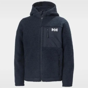Mörkblå teddyjacka från Helly Hansen - Mysig mörkblå teddyjacka från Helly Hansen med huva och hel dragkedja. Jackan har en bröstficka med dragkedja och HH-logga, samt två sidofickor. Perfekt för kyliga dagar och har en riktigt skön, fluffig känsla.
