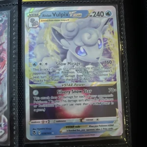 Alolan Vulpix VSTAR - Coolt samlarkort med Alolan Vulpix VSTAR! Perfekt för Pokémon-fans som vill boosta sin samling med en glittrande och kraftfull VSTAR. Kortet har snygg design och är ett måste för dig som älskar Pokémon-strider och att samla unika kort.