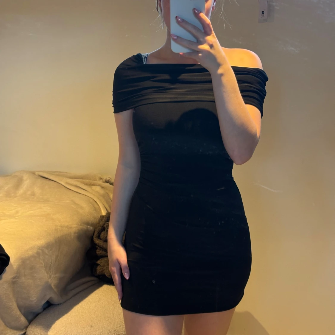 Svart offshoulder kort klänning