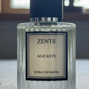 Zents Alicante Extrait de Parfum 50ml - Exklusiv Extrait de Parfum från Zents med namnet Alicante. Stilren flaska och modern känsla – perfekt för dig som vill sticka ut med något unikt.