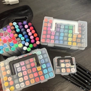 170 set med alkoholbaserade markers och pennor - Stort set med alkoholbaserade markers i många färger, organiserade i praktiska plastlådor. Pennorna ser knappt använda ut och är i mycket gott skick. Perfekt för dig som vill hoppa på målar-trenden på TikTok men inte vill investera i jättedyra pennor i början.🎨Cirka 170st alkoholbaserade pennor från Ullared, shein, rusta och dollarstore. Pennorna man får med är i bra skick. Har rensat ut alla som e dåliga! Man kan köpa alla men vill man endast ha ett mindre parti pennor så funkar det också. 