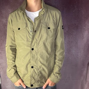 J.lindeberg fieldjacket bailey - Mycket fint skick | Size L fits M/L (modellen är 187cm 73kg) | fraktar spårbart inom 24 timmar | för att köpa klicka ”köp nu” | vid frågor eller funderingar skriv en meddelande 