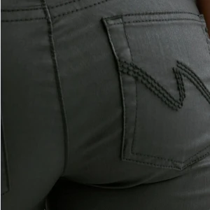 Svarta bootcut jeans med sömdetaljer - Ett par Snygga svarta jeans med bootcut-modell och markerade sömmar framtill från Nelly. Byxorna har dubbla knappar i midjan och klassiska fickor bak med dekorativ söm. Materialet är stretchigt och ger en tight passform upptill. Använda en gång pågrund för små 