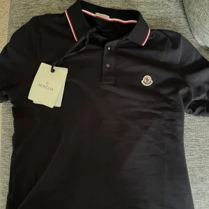 Moncler piké - Säljer nu min fina Moncler piké, använd fåtal gånger, säljer den för den blivit för stor tyvärr. Priset går att diskutera vid snabb affär!! Hör av er för fler bilder eller andra funderingar!! NFC Scan fungerar givetvis