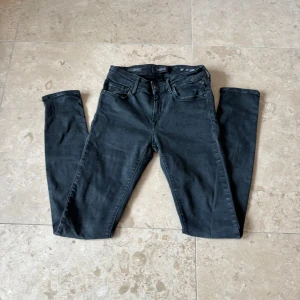 Svarta Replay Hyperflex jeans - Säljer ett par svarta Replay Hyperflex jeans, modell New Luz. Jeansen har smal passform, klassisk femficksdesign och stretchigt material för extra komfort. Perfekta för dig som gillar stilrena och bekväma jeans. Stl w28/L30 Pris kan som vanligt diskuteras🫡