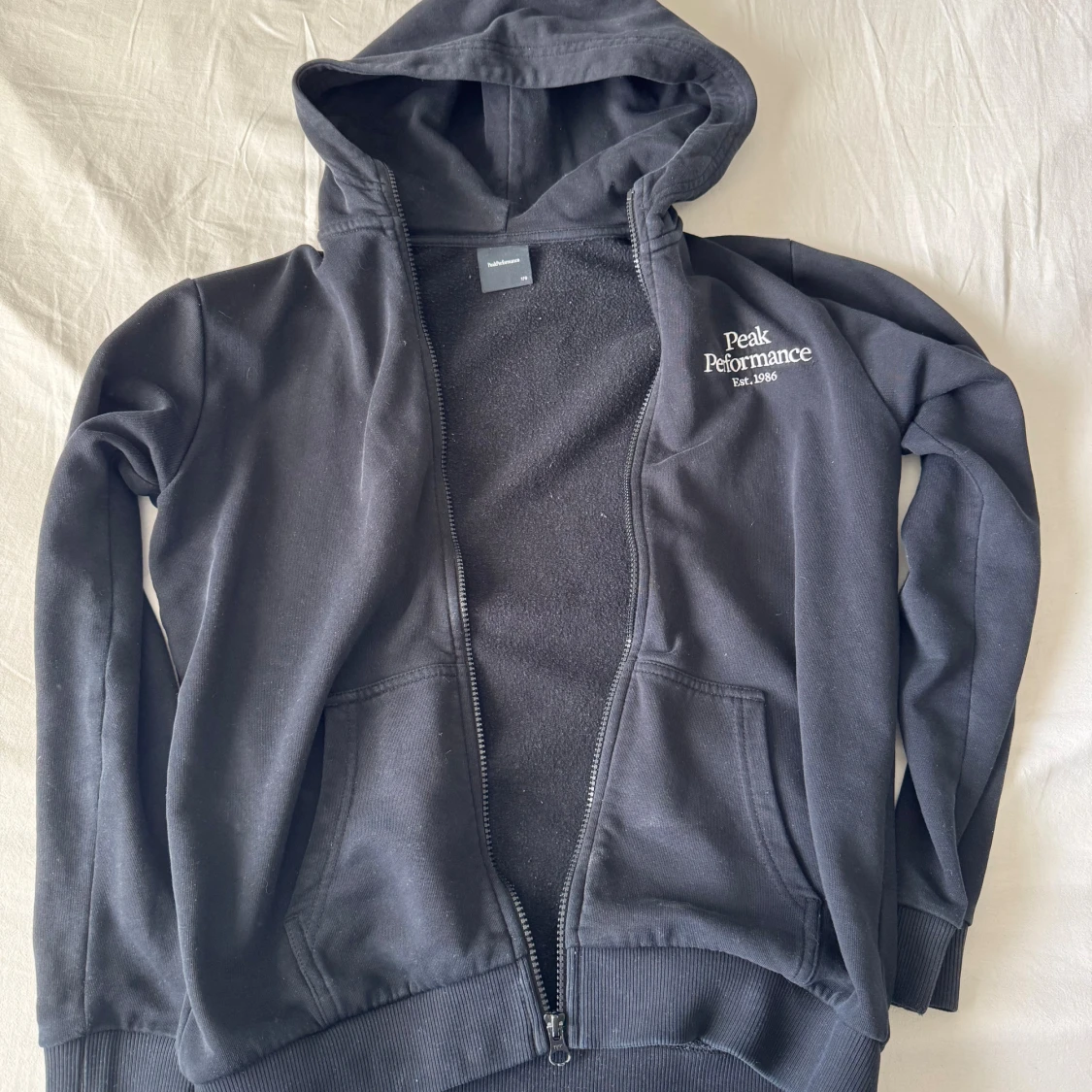 Svart hoodie från Peak Performance