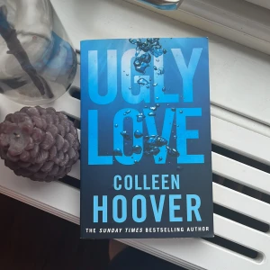 Ugly Love av Colleen Hoover  - En gripande kärlekshistoria som bryter mot alla regler. Perfekt för dig som gillar intensiva känslor, hemligheter och oväntade vändningar.  Kom gärna med frågor eller bud, alltid öppen för bud!🤗
