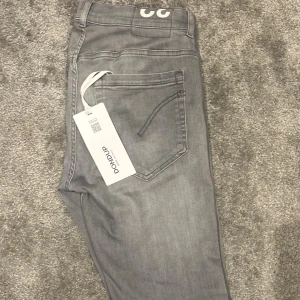 Dondup George - Strl 32, passar 31 som bäst. Skick som helt nytt. Tag är inkluderat. Inte använda på grund av för små.