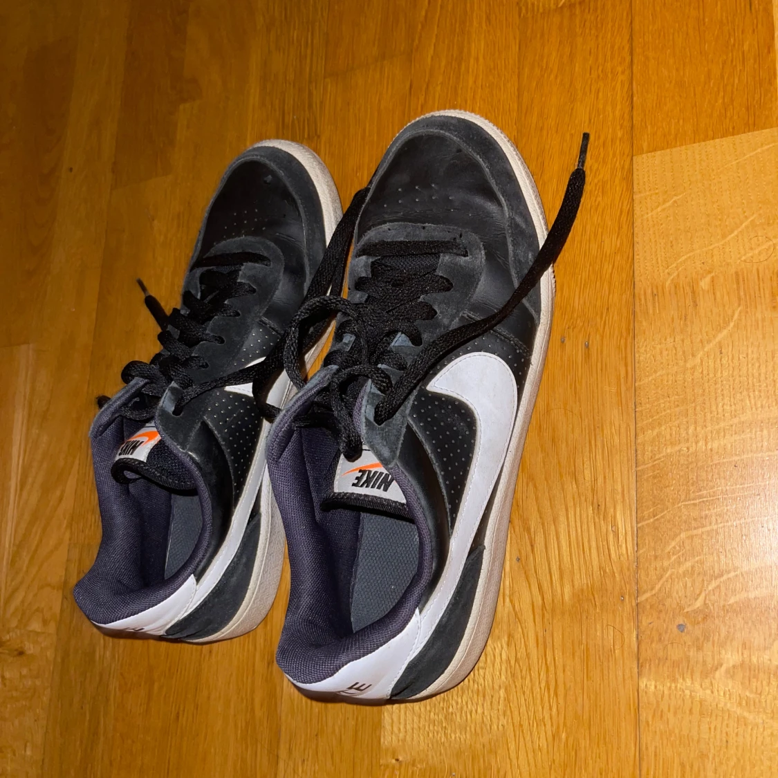 Svarta Nike sneakers med vit swoosh - 1