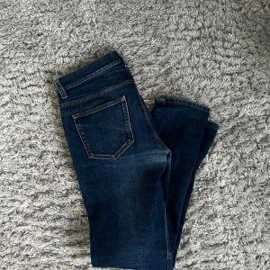Mörkblå jeans från Acne Studios - Tja, säljer ett par snygg jeans från Acne studios. Storlek W32 L32 och i toppen skick. Skriv till mig vid minsta fundering. Mvh Marius 😁