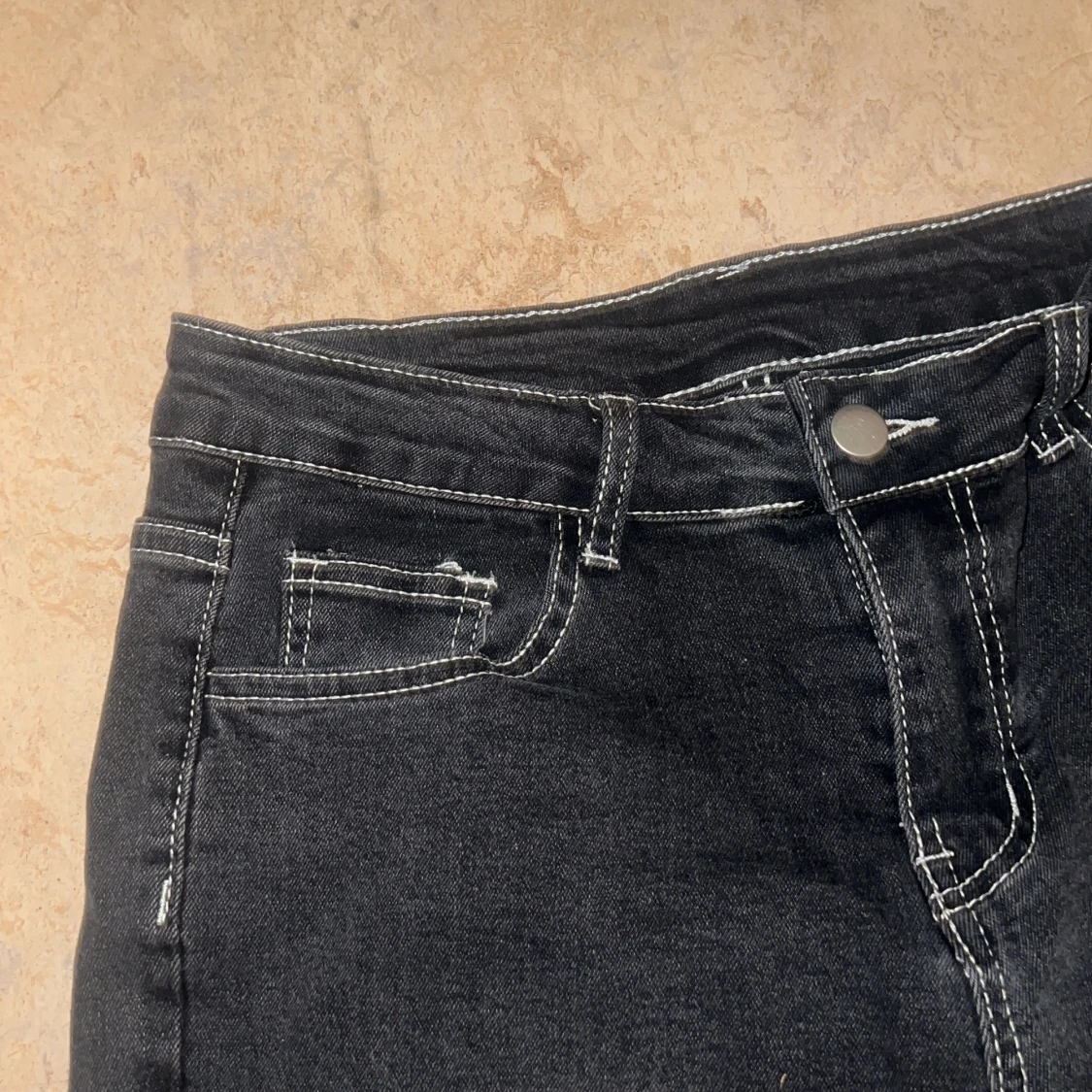 Svarta bootcut jeans med kontrastsömmar - 1