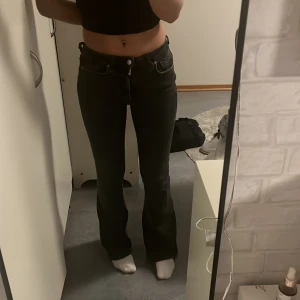 Svarta bootcut jeans  - Jätte sköna stretchiga bootcut jeans. 