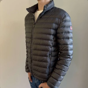 Colmar Jacka - Hej säljer nu min fina Colmar jacka i stolek 52 (L). Den är i nyskick och kommer vara super snygg inför hösten. Nypris ca 3000kr! Glöm inte följa🌊🍾
