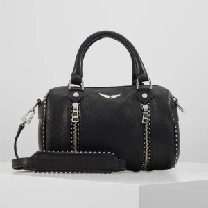 Svart Zadig & Voltaire väska  - Säljer nu min fina Zadig & Voltaire väska som jag köpte för ca ett år sen. Den är som ny, har kvar dustbag och den har tillkommande band. Köptes för ca 4000kr🩷