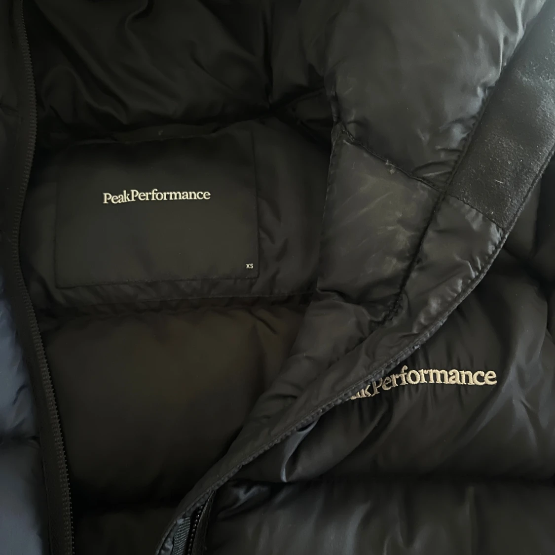 Svart dunjacka Peak Performance  - 1