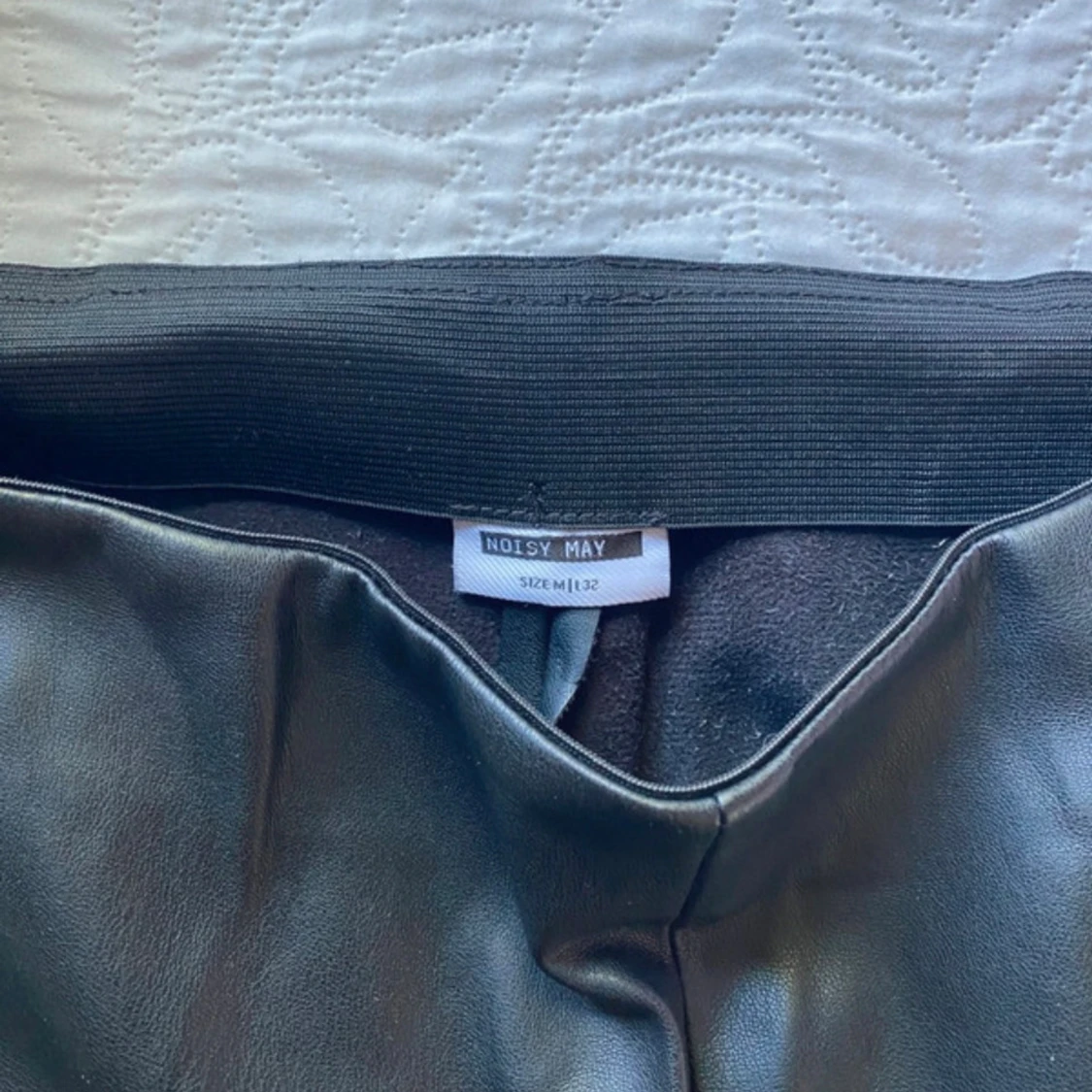 Svarta Skinnimitation från Noisy May - 2