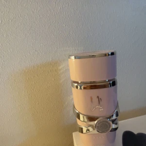 Yara parfym för unga - Trendig parfym från Lattafa med namnet Yara. Snygg design som sticker ut och passar perfekt för dig som vill ha något unikt i din samling. Perfekt för dig som gillar att testa nya dofter. 100ml