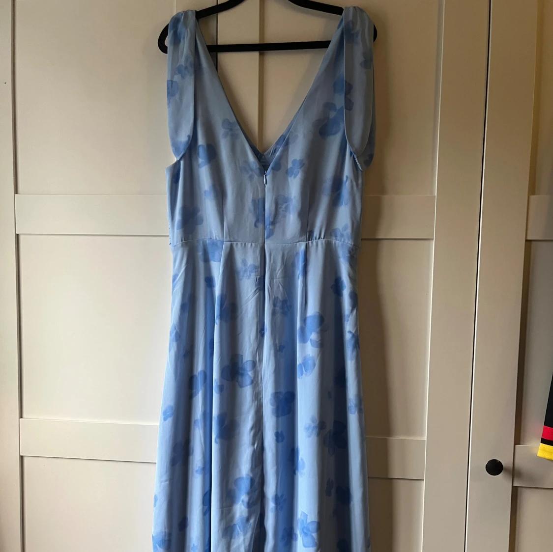 Ljusblå långklänning med blommor - 1