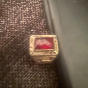 Silverring med stor månsten - En mycket snygg silver ring med en stor röd månsten stor disigne och smide av bästa kvalitet.