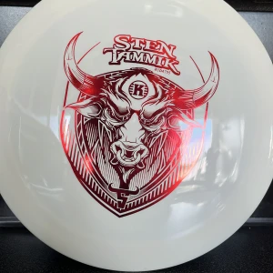 Sten Tammik Bull Disc - Unik Kastaplast Sten Tammik disc med tjurmotiv i rött. Skivan är vit och ser ut att vara i mycket gott skick utan synligt slitage eller skador. Perfekt för discgolfentusiaster och samlare. Snygg design och hög kvalitet.