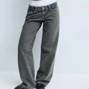 Gråa Lågmidjade wide-jeans  - Vida snygga jeans med låg midja, straight leg och grå tvätt. 💕