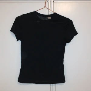 Svart genomskinlig t-shirt  - En basic svart t-shirt från H&M Divided strl S. T-shirten är tillverkad i tunn bomull som känns lätt och skön mot huden. Nästintill aldrig använd och i väldigt bra skick!!!