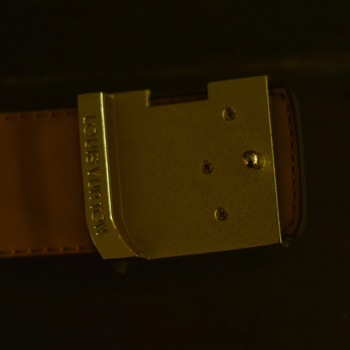 Louise Vuitton vitt bälte med guld spänne - 2