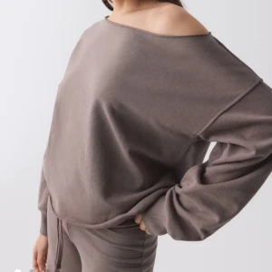 Söker gina one shoulder sweatshirt  - Heeej på er! Söker denna tröja från Gina i storlek xs eller s om någon vill sälja 🫶🏼🫶🏼🫶🏼