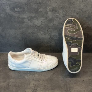 Valentino Flycrews - Riktigt fräscha vita valentino flycrews! Tecken på användning men fortfarande i bra skick! Skulle enkelt kunna gå att fräscha upp ännu mer hemma eller hos en skomakare. 4 nitar saknas men tillkommer några som enkelt går att sätta på💯🙏 Mer frågor privat!