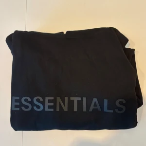 Essentials hoodie - Tjena! Säljer nu min essentials hoodie aldrig använt så är helt ny och är väldigt varm och skön. Skriv om ni har några frågor 😁