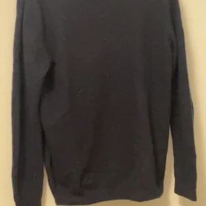 Oscar Jacobson Cashmere Hoodie - Nästan helt oanvänd Cashmere hoodie från Oscar Jacobson. Hör av er om ni har frågor, priset kan diskuteras vid snabb affär!