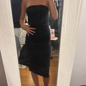 Svart axelbandslös klänning  - Säljer en svart axelbandslös kläning i storlek xs