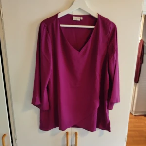 Blus storlek L nyskick - Endast använd 1 gång. Hel och ren. 