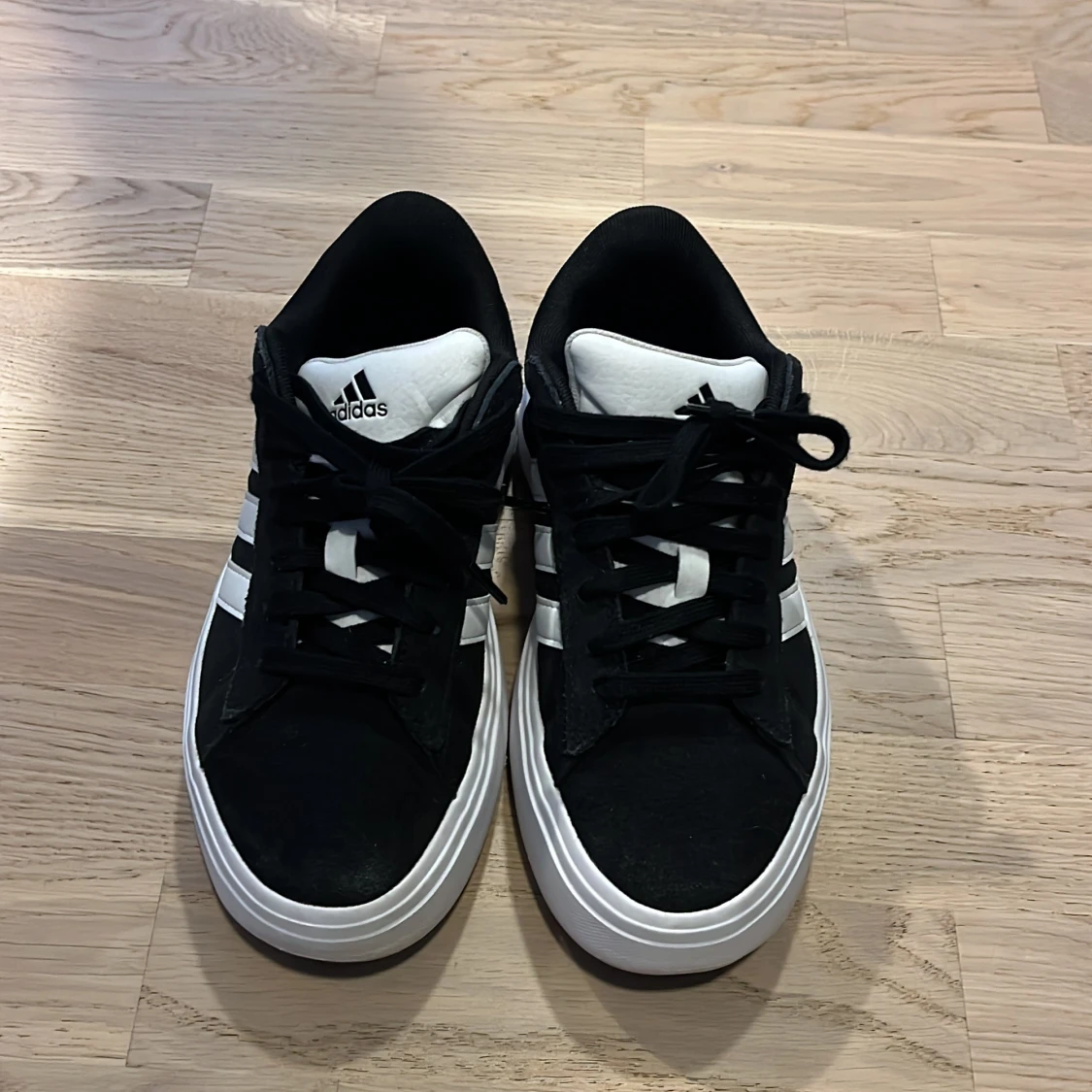 Svarta och vita sneakers från Adidas - 1