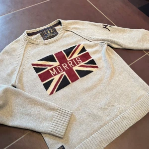 Morris tröja - Tjena, säljer en sjukt snygg stickad Morris tröja! Är i toppskick och säljer då den är för liten! Hör av er vid frågor och funderingar, priset är ej hugget i sten🤝😀