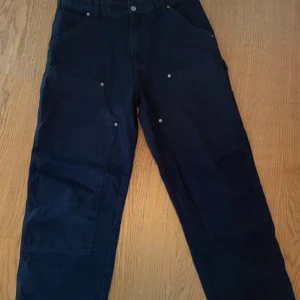 Mörkblå cargopants från Zara - Snygga mörkblå cargopants från Zara med flera praktiska fickor både fram och bak. Byxorna har raka ben och är tillverkade i ett slitstarkt bomullstyg. Perfekta för en avslappnad och trendig look.