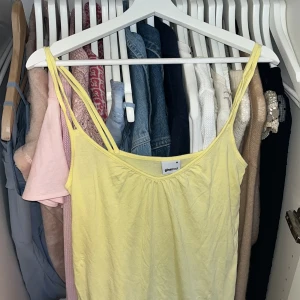 Gult linne från Gina Tricot💓 - Säljer en ljusgul linnetopp från Gina Tricot i storlek M. Jätte söt och är knappt använd💓skriv för fler bilder eller prisförslag💓