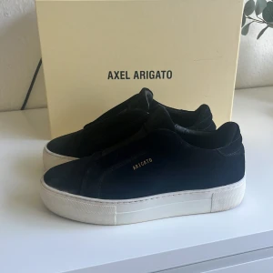 Axel Arigato sneakers  - Säljer mina Axel Arigato skor då de inte kommer till användning längre.