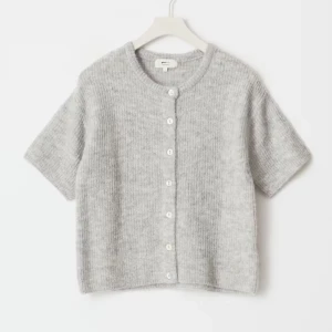 Stickad tipp - Säljer denna stickade toppen från Gina Tricot. Storlek S. Helt ny med prislappen kvar. Det går bra att använda köp nu💕