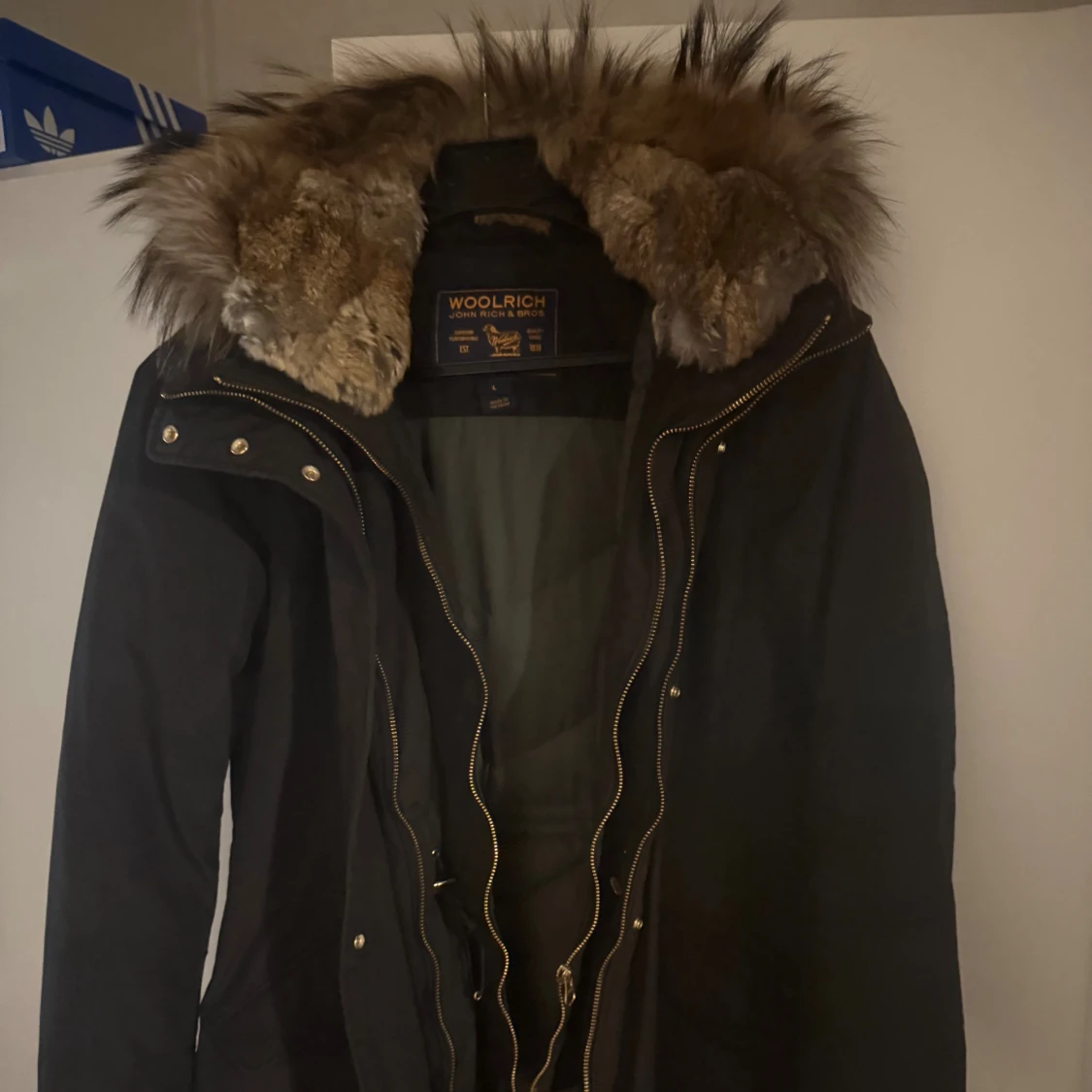 Svart parkas från Woolrich med päls