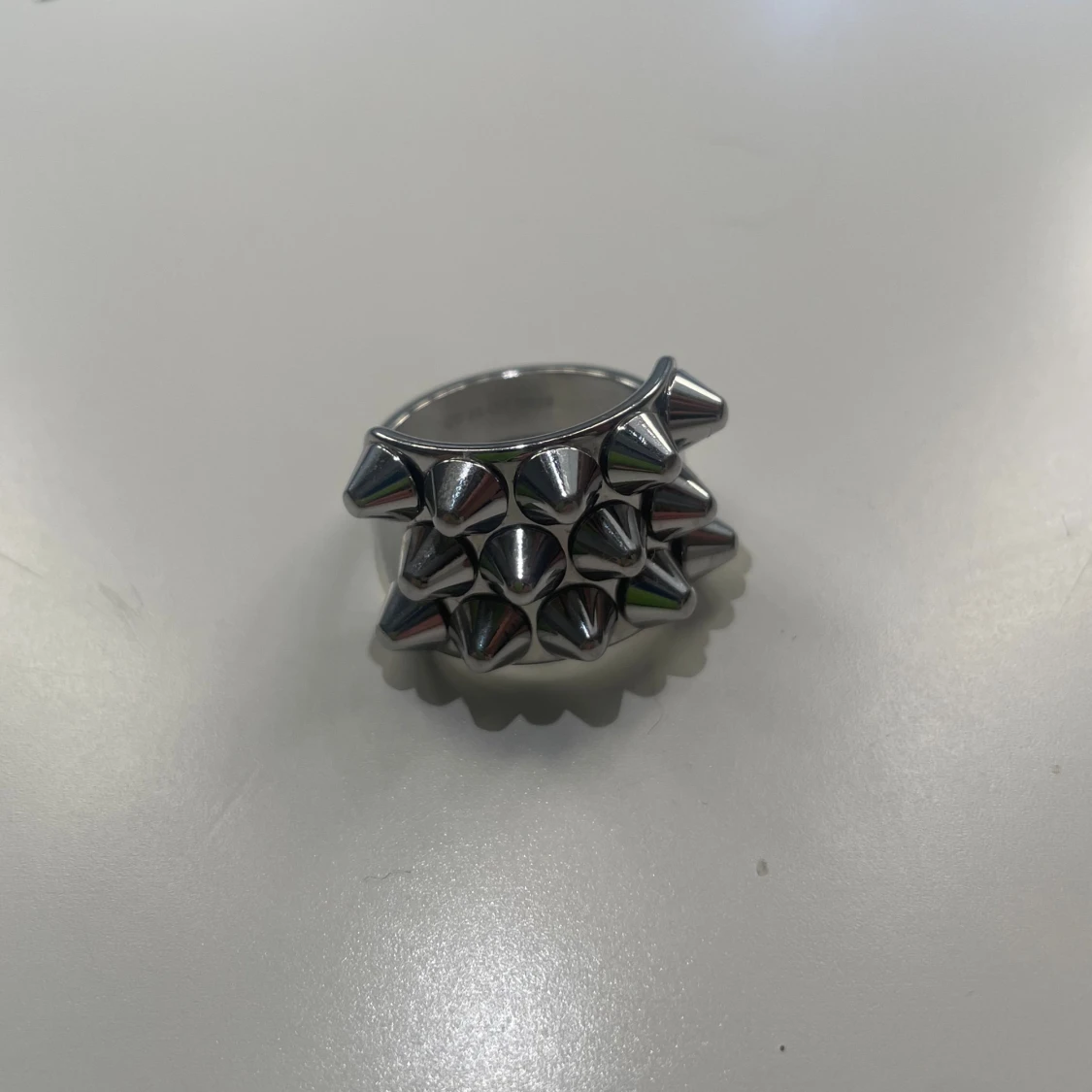 Bred silverring med nitar - 1