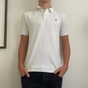 Vit polo t-shirt från Ralph Lauren - Säljer en vit snygg pike från ralph lauren, bra skick. Sitter som storlek s, jag är ca 179 på bilden! Skeiv vid minsta funderingar!