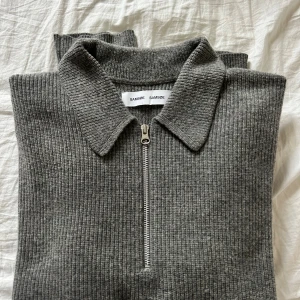Grå stickad tröja från Samsøe - Grå stickad tröja från Samsøe Samsøe med krage och half zip framtill. Tröjan har ribbad struktur och långa ärmar - en riktig hösttröja med andra ord. Nästan oanvänd. Priset kan eventuellt diskuteras. 