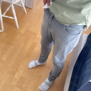 Grå Jacob Cohën Jeans - Säljer nu dessa riktigt snygga jeans från Jacob Cohen som kan vara mina absolut skönaste jeans med ett extremt bekvämt stretchigt material! Nypris är ca 5500 kr och sitter perfekt runt benen🤩 Jeansen är handsydda och tailored🤩Jeansen är även splirrans nya🙌 Skriv vid funderingar📲 jeansen har några få missfärgningar, en på fickan på innersidan dock.. annars är de i otroligt gott skick! Modellen är Gilda. De är 100% äkta med otroligt fint material!