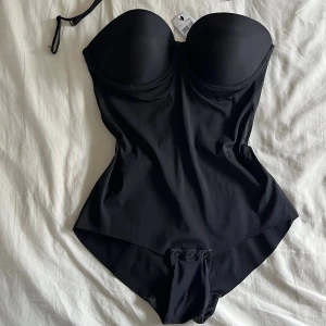 Svart body från Intimissimi 75C - Helt ny body från intimissimi. Priset är avklippt då jag fick den i present men tror det är runt 800kr! Avtagbara band precis som på H&M populära body!
