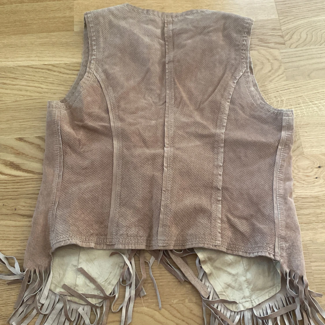 Beige mockaväst med fransar Love Forever - 2