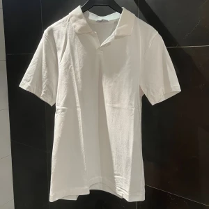Vit piké  - Säljer nu en vit bläck piké i storlek S. Skick 10/10 använd en gång. Köpt från MQ. Axelbredd 40cm längd 66cm. Vid fler frågor eller funderingar tveka inte att höra av dig. Priset kan diskuteras!